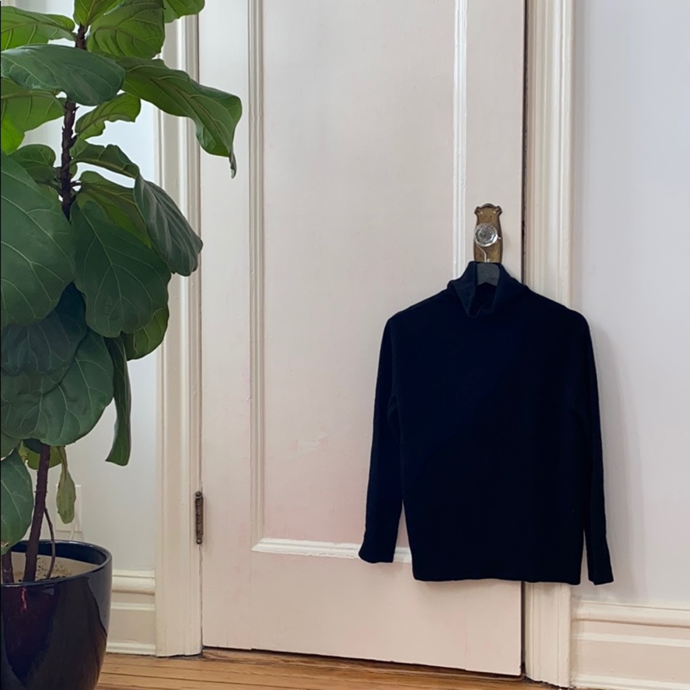 Loose turtle neck black wool sweater